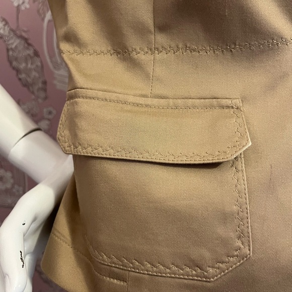 Camel coloured 3/4 length blazer w/front pockets. - Picture 8 of 10